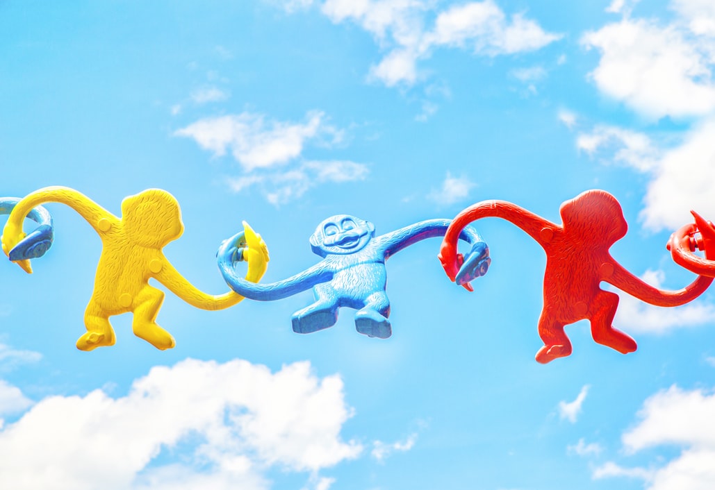 Trois singes gonflables colorées flottant dans les airs
