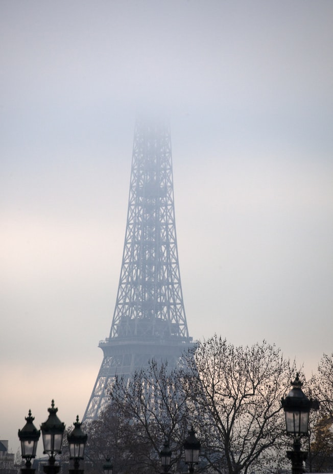 La Tour Eiffel sous un épais nuage de fumée