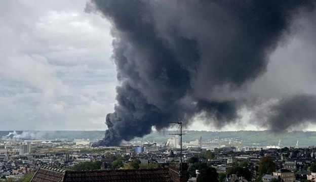 Une colonne de fumée s'échappant de l'usine Lubrizol , à Rouen, après l'incendie
