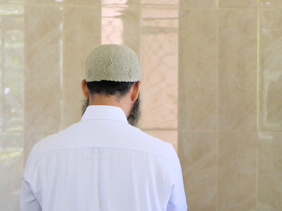 Un musulman en prière dans une mosquée