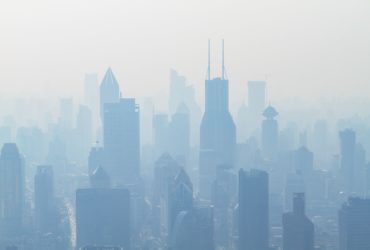 La ville de Shangaï en Chine, sous un épais nuage de pollution.