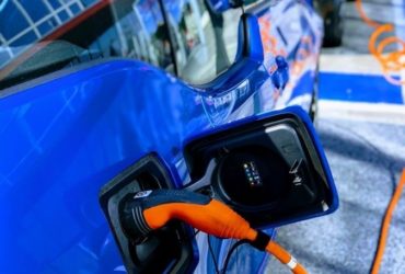 Des chercheurs de l'université de Floride ont imaginé un système qui permet aux véhicules de partager leurs batteries tout en roulant.