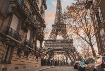 Une rue de Paris donnant sur la Tour Eiffel.