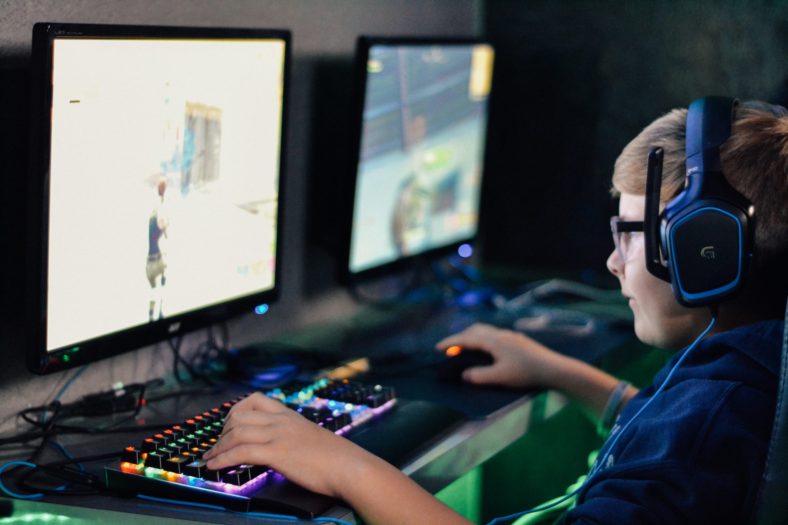 Un jeune homme devant un jeu vidéo sur PC.
