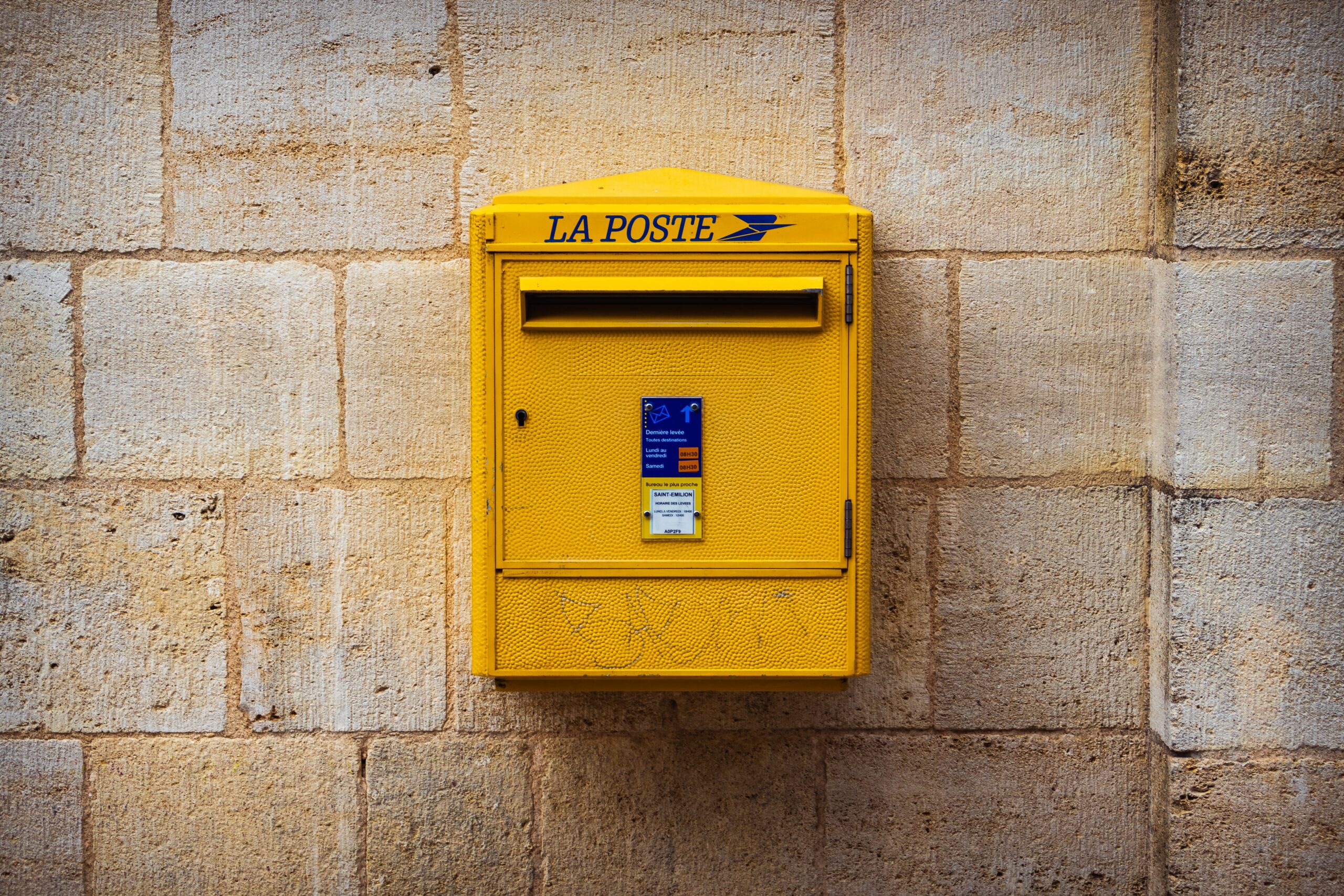 Une boîte aux lettres de la poste en France.