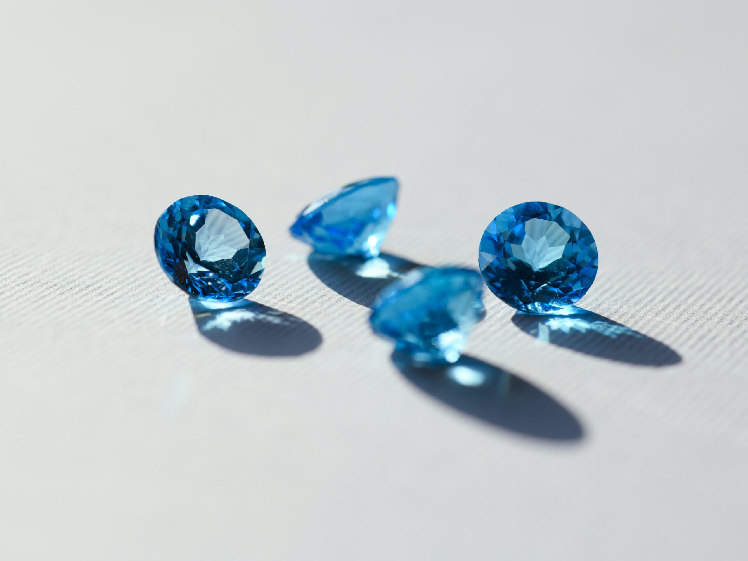 De petits diamants bleus.