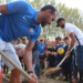 Pedro Mendes et Vitorino Hilton en plein planting d'arbres devant des enfants de centre de formation