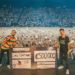 Biglo et Oli sur scène avec le chèque de 500.000 euros, lors de leur concert au Zenith de Toulouse, mi-février.
