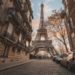 Une rue de Paris donnant sur la Tour Eiffel.